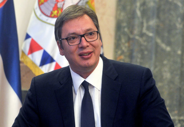 Фотографија из породичног албума: Вучић са мајком Ангелином, оцем Анђелком и братом Андрејем (ФОТО)